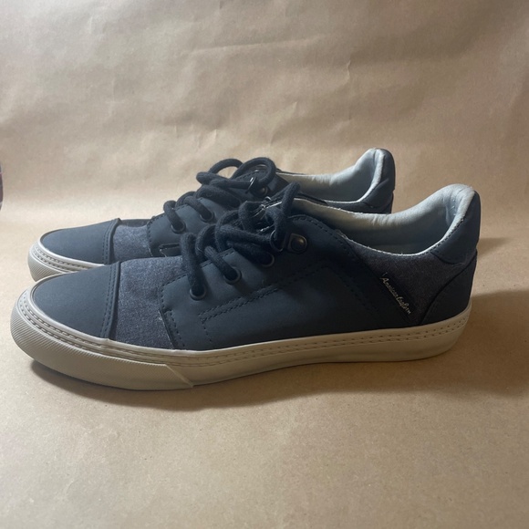 American Eagle Youth Casual Shoes Dark Grey Light Grey Size Y3 - Picture 3 of 8